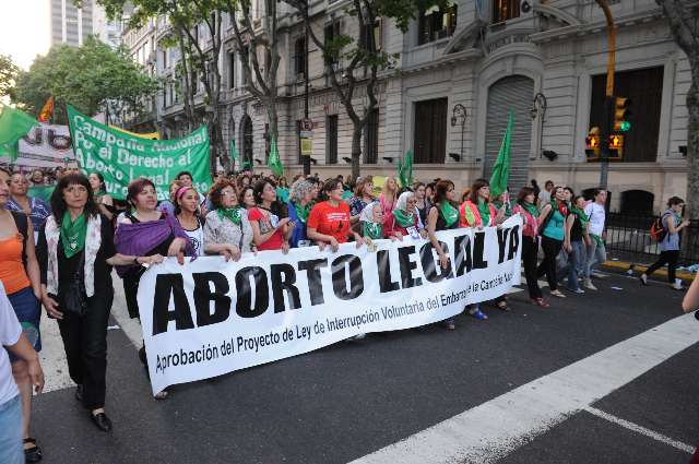 UNA MULTITUD A FAVOR DEL ABORTO