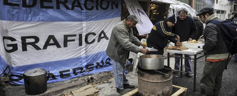 HACE UN AÑO ACAMPAN EN LA CALLE