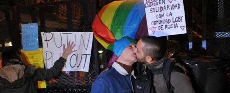 BESADA PÚBLICA CONTRA LA HOMOFOBIA DE PUTÍN