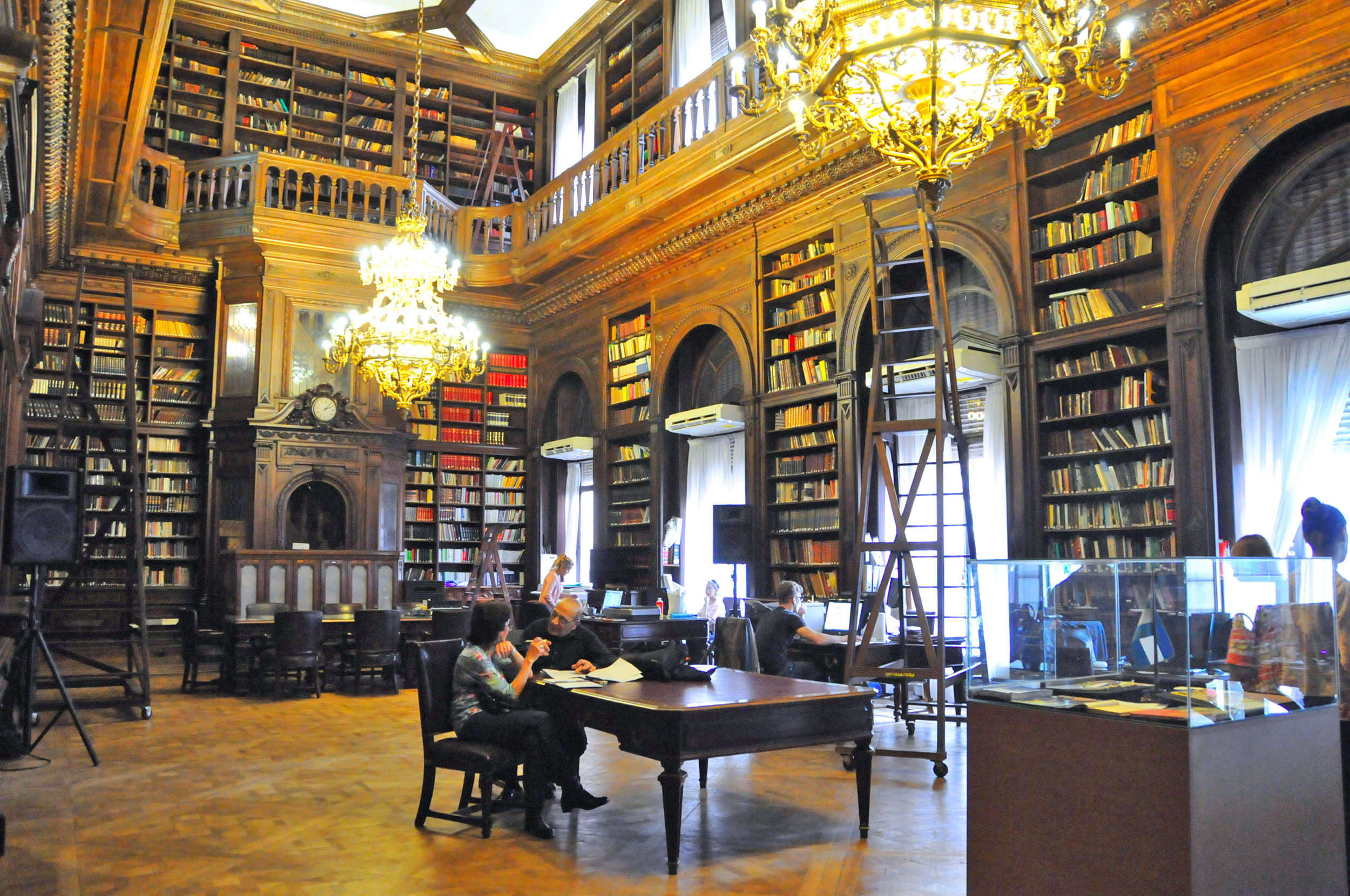 LA BIBLIOTECA ESTEBAN ECHEVERRÍA