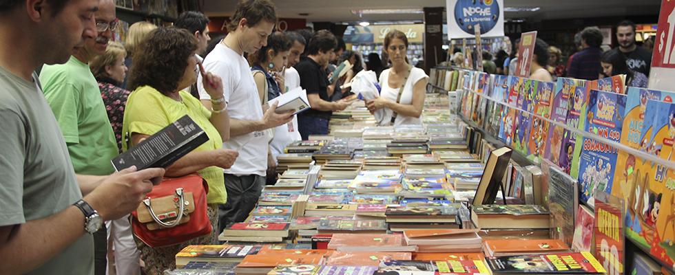 LA LLUVIA NO FRENÓ LA NOCHE DE LOS LIBROS