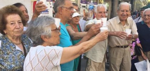 JUBILADOS BRINDAN CON «PAN Y AGUA»