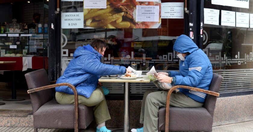 EXTIENDEN UNA HORA EL CIERRE DE LOCALES GASTRONÓMICOS EN LA CABA