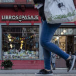 CUANDO UNA LIBRERÍA BAJA LA PERSIANA, UN PAÍS SE QUEDA A OSCURAS
