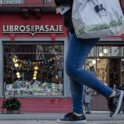 CUANDO UNA LIBRERÍA BAJA LA PERSIANA, UN PAÍS SE QUEDA A OSCURAS