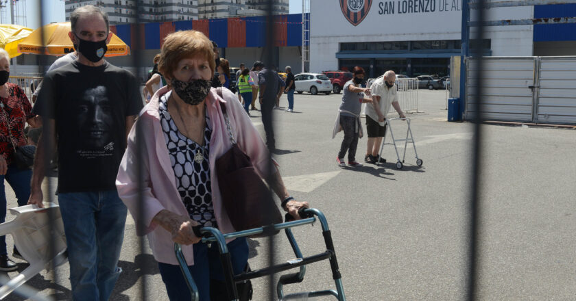 CAOS, DEMORAS Y DESORGANIZACIÓN EN EL OPERATIVO DE VACUNACIÓN A ADULTOS MAYORES EN LA CABA