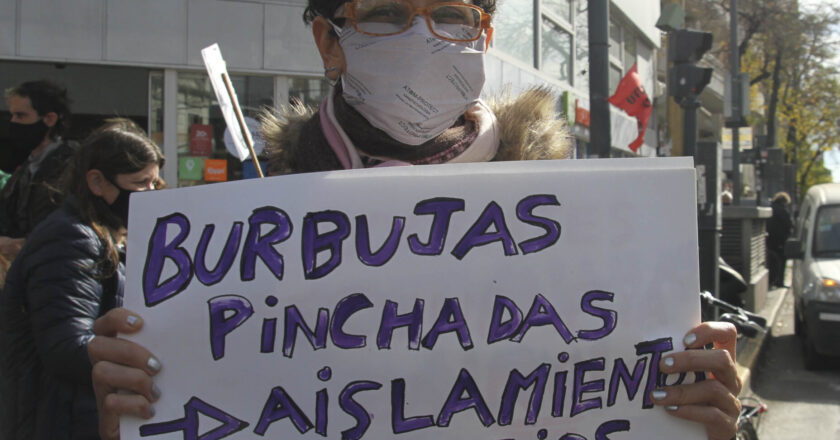 ACTO EN HOMENAJE DE UNA NUEVA DOCENTE MUERTA TRAS CONTRAER COVID