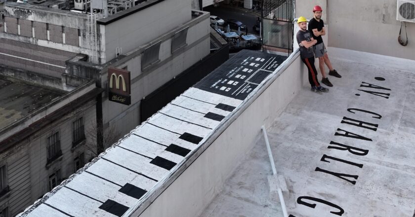 MURAL DE HOMENAJE A CHARLY EN LA TERRAZA DE CHARLY