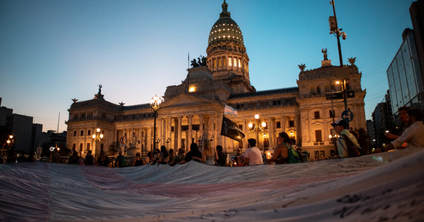 BANDERAZO TRANS FRENTE AL CONGRESO DE LA NACIÓN