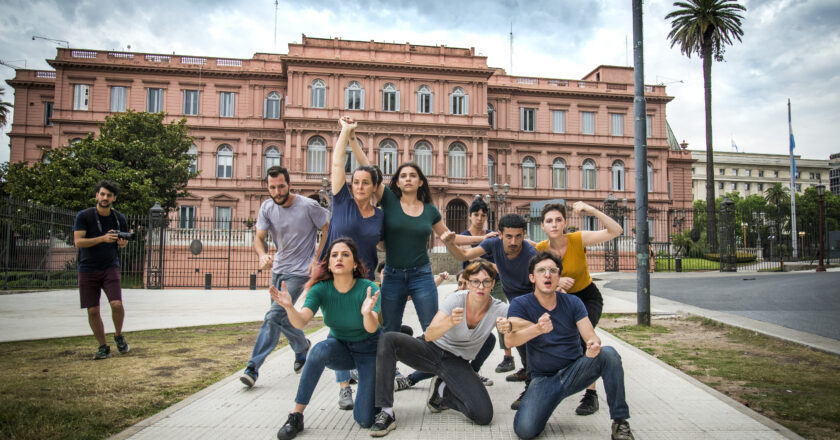 PERFORMANCE EN PLAZA DE MAYO A 20 AÑOS DEL ESTALLIDO DE 2001