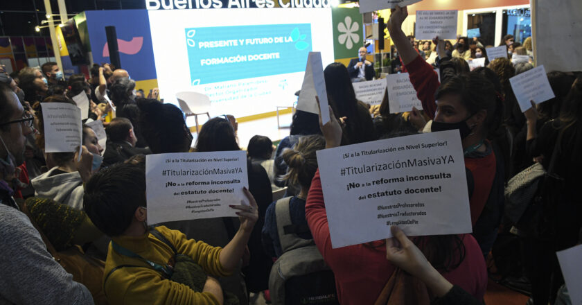 DOCENTES PORTEÑOS SE MANIFESTARON CONTRA LA UNICABA EN LA FERIA DEL LIBRO