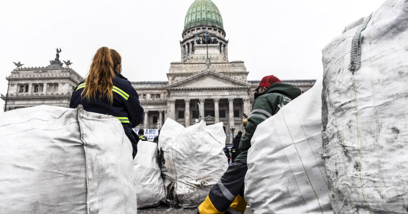 REPRIMEN Y DETIENEN A RECICLADORES URBANOS EN LA CABA