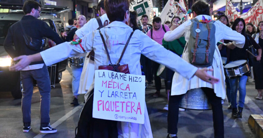 NOCHE DE LUCES POR LOS MÉDICOS Y LAS MÉDICAS CONCURRENTES