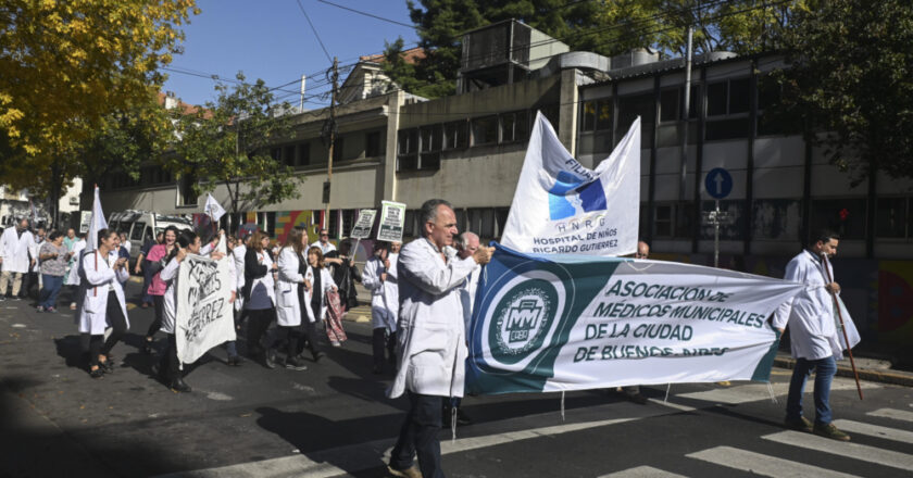 CESE DE TAREAS Y ABRAZO AL HOSPITAL GUITIERREZ PARA PEDIR SEGURIDAD