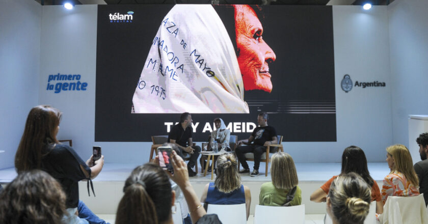 LA HISTÓRICA LUCHA DE LAS MADRES DE PLAZA DE MAYO EN LA FERIA DEL LIBRO