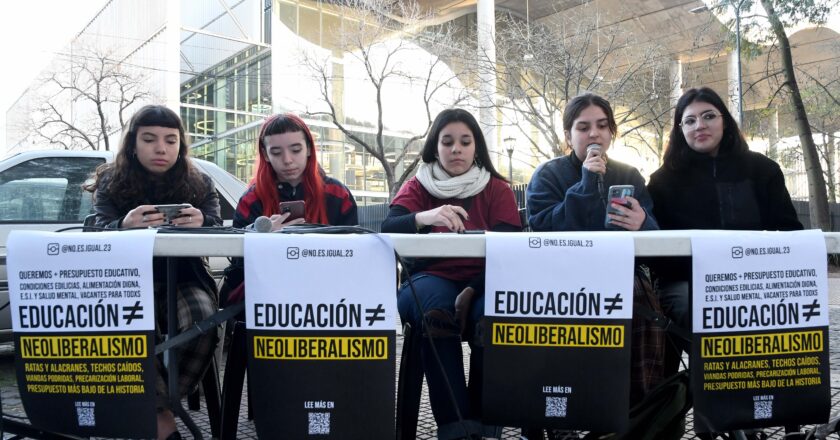 ESTUDIANTES DE ESCUELAS SECUNDARIAS RECLAMAN FRENTE A LA JEFATURA DE GOBIERNO PORTEÑA