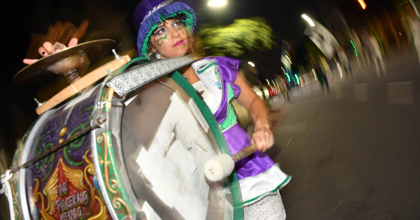 EN ESTADO DE ALERTA, LAS MURGAS PORTEÑAS CELEBRAN EL CARNAVAL