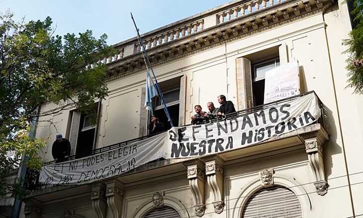 BRUTAL DESALOJO DEL INSTITUTO JUAN DOMINGO PERÓN