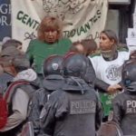 LA COMUNIDAD TEATRAL FUE REPRIMIDA FRENTE A LA CASA DEL TEATRO
