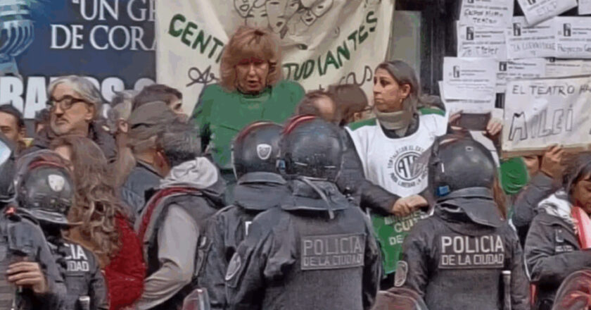 LA COMUNIDAD TEATRAL FUE REPRIMIDA FRENTE A LA CASA DEL TEATRO