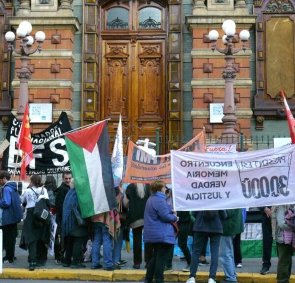 CONTRA LA PRIVATIZACIÓN DEL AGUA: ABRAZO A AySA