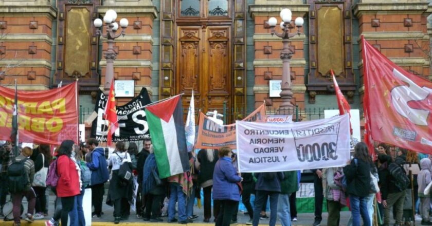 CONTRA LA PRIVATIZACIÓN DEL AGUA: ABRAZO A AySA