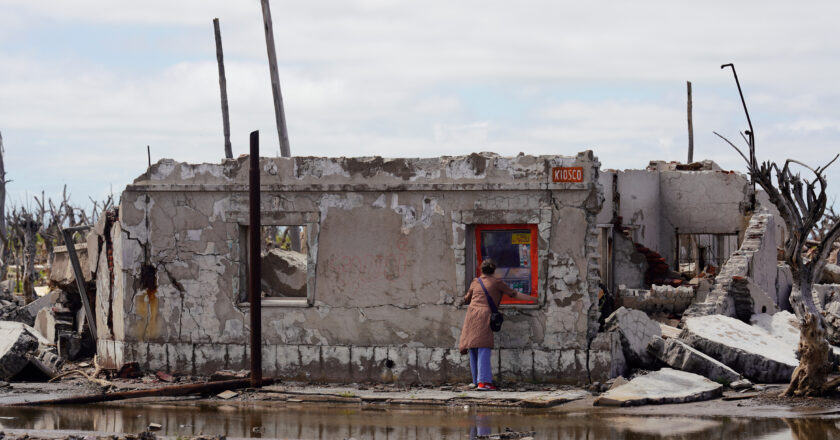 DORMIR MIENTRAS NUESTRAS CAMAS ARDEN EN EL CCEBA