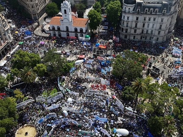 MASIVA MOVILIZACIÓN CONTRA LA REFORMA LABORAL
