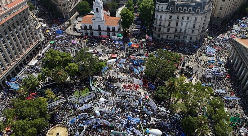 MASIVA MOVILIZACIÓN CONTRA LA REFORMA LABORAL