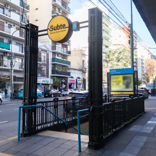 SUBTE: ABRE LORIA Y CIERRA PIEDRAS