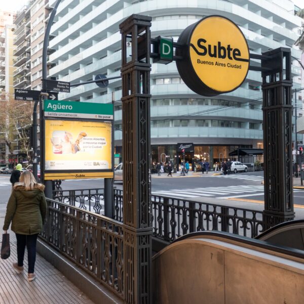ENTRE OBRAS Y DEMORAS REABRE LA ESTACIÓN DE SUBTE AGÜERO
