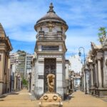 RECOLETA: DONDE LOS VIVOS EMPRENDEN SOBRE LA TUMBA DE LOS MUERTOS