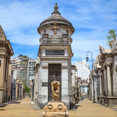 RECOLETA: DONDE LOS VIVOS EMPRENDEN SOBRE LA TUMBA DE LOS MUERTOS