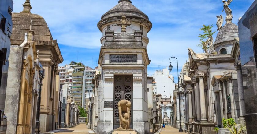 RECOLETA: DONDE LOS VIVOS EMPRENDEN SOBRE LA TUMBA DE LOS MUERTOS